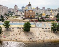 Смажаться на сонці біля церкви: як загоряють у Києві
