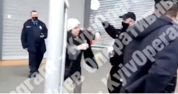 Поліцейський, який побив купувальницю в київському «Ашані», звільнений