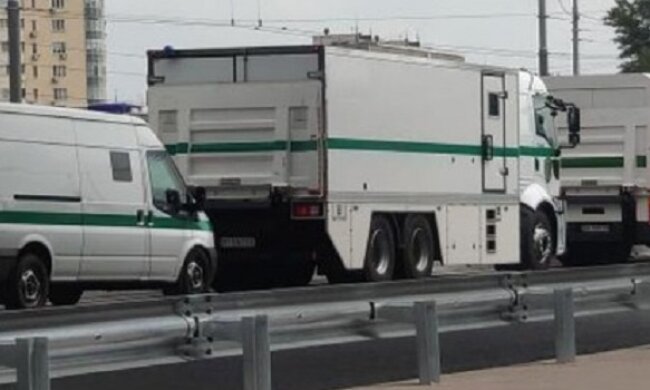 Міг везти мільярди гривень: у Києві зазнав аварії інкасаторський автомобіль