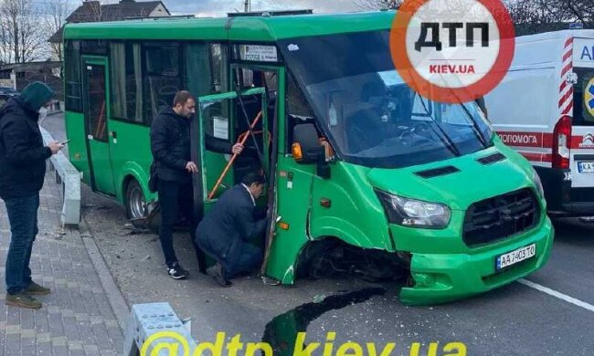 На Софіївській Борщагівці маршрутка влетіла у відбійник: зірвало колесо та повилітали вікна