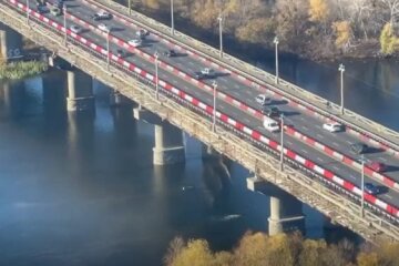 З мосту Патона у Києві до Дніпра сипеться сміття чи сам міст (відео)