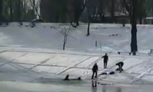 У столиці собака та дитина рятували одне одного після того, як провалились під лід на озері