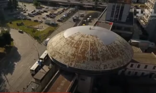 У Києві пофарбували дах на літальній тарілці