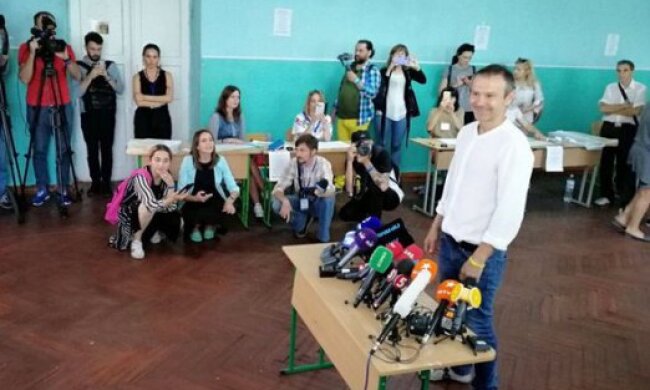 “Сьогодні був хороший знак” – Вакарчук віддав свій голос