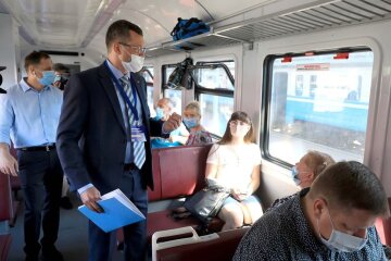 Дезінфекція, маски, антисептики, штрафи: у приміських поїздах проводять перевірки