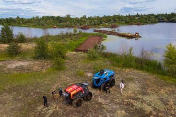 Сушею та водним шляхом: в Зоні відчуження запустили унікальні екскурсії на всюдиході