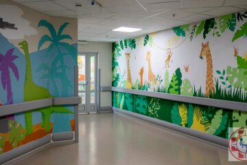 Ліани та екзотичні тварини: стіни Охматдит студенти прикрасили яскравими малюнками (фото)