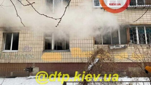На Куренівці у Києві у квартирі незрячого сталася серйозна пожежа