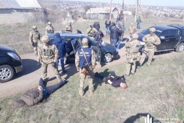 Підполковник СБУ організував схему незаконного продажу валюти через лінію розмежування