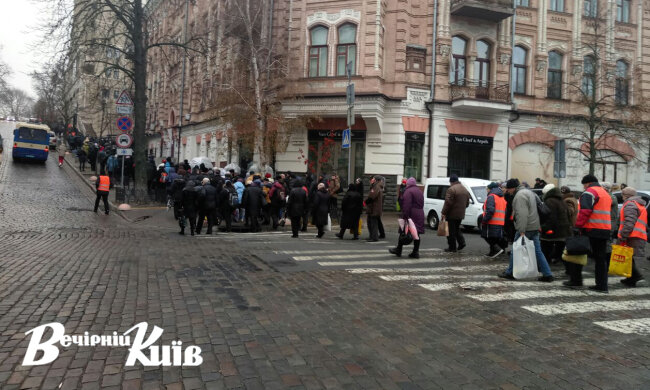 «Варта на Банковій» розійшлась, але в столиці зібрався новий мітинг
