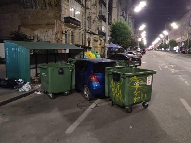 У центрі Києва “героя парковки” забарикадували сміттєвими баками