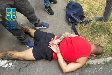 СБУ та поліція Києва затримали фітнес-тренера, який підпалював автівки військових ЗСУ