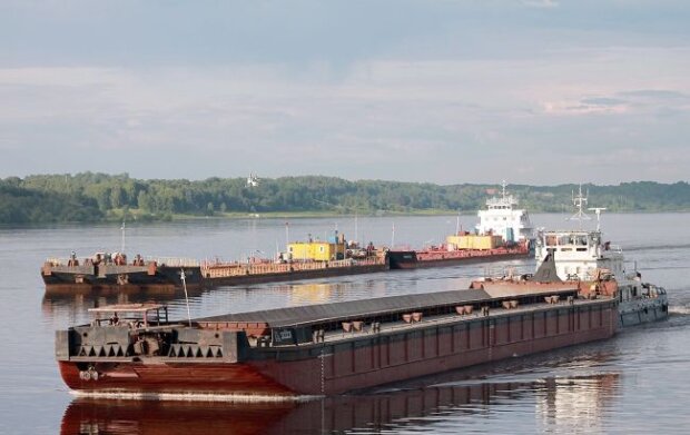 Росіяни в Херсоні викрали майже всі баржі для транспортування через Дніпро, – Генштаб