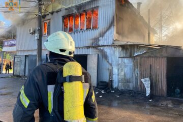 У Києві масштабна пожежа: горять будівлі та автомобілі (відео)