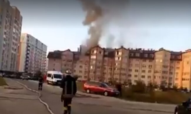 Через камін в Києві спалахнули квартири в будинку, є постраждалі (відео)