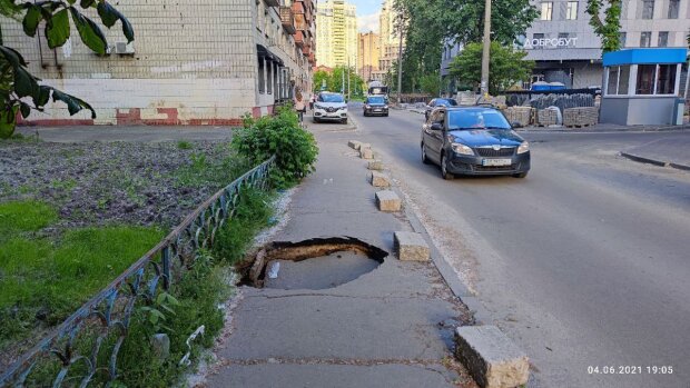 «Сгущёнка для ремонта закончилась»: на дорогах Соломенского района появляются одна яма за другой