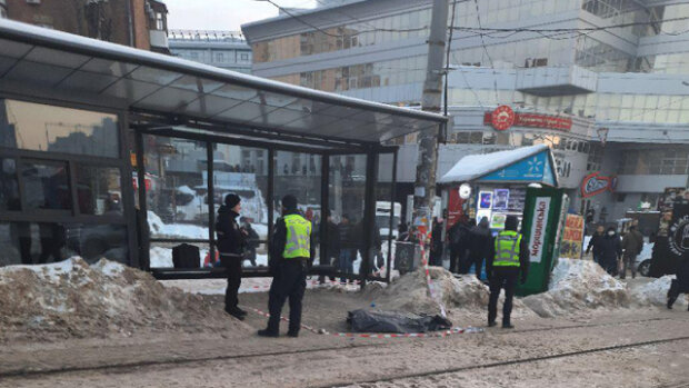 На київській зупинці помер чоловік – імовірно, від морозу