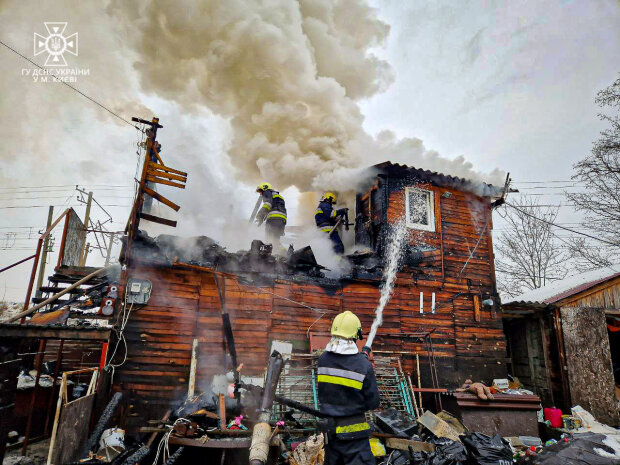 У Дніпровському районі столиці сталась серйозна пожежа у садовому будинку