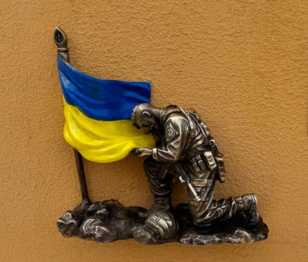 У Києві встановили особливу міні-скульптуру присвячену полеглим захисникам