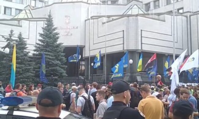 Пікетувальники не збираються розходитися з-під КС