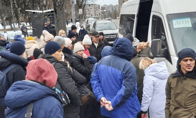 Київські волонтери евакуювали жінок і дітей з Києва до Львова