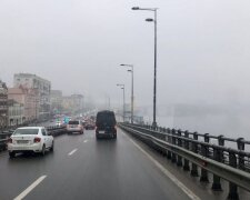 Київ у полоні туману: водіїв попереджають про небезпеку на дорогах