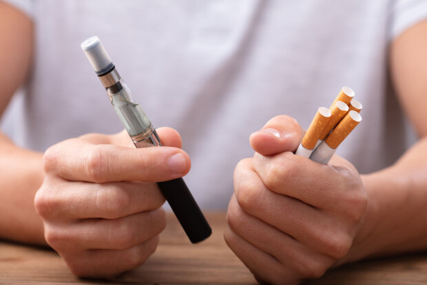 Продавати електронні сигарети підліткам скоро заборонять