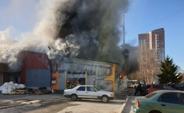 В Києві горіла колишня швейна фабрика «Каштан»