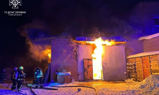У Київській області сталася пожежа на величезному складі меблів
