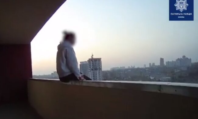 У Києві дівчина ледь не вистрибнула з 25-го поверху