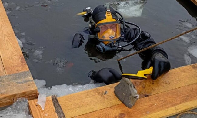Небезпека під водою: на Київщині водолази-сапери знешкодили ворожий дрон, знайдений в озері