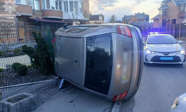 Фініш у паркані: у Святошинському районі п’яний водій без посвідчення влаштував видовищну ДТП з перекиданням