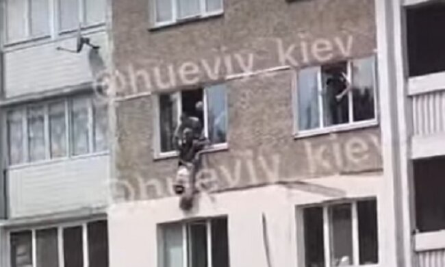 У Києві дівчина намагалася викинутися з вікна, але була врятована копами (відео)