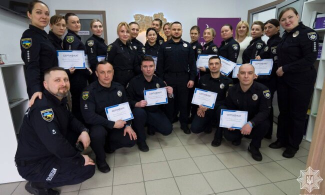 Поліціянти, які працюватимуть у школах Києва, пройшли навчання та отримали сертифікати