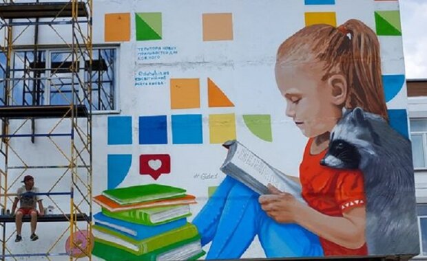 На фасаді школи на Троєщині з`явилась дівчинка з книгою