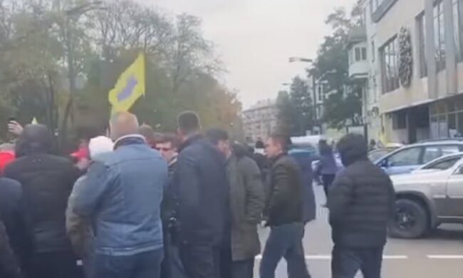 Хотіли палити шини: під ВР почались сутички із поліцією (відео)