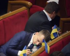 “Слуга народу” приліг відпочити на робочому місці