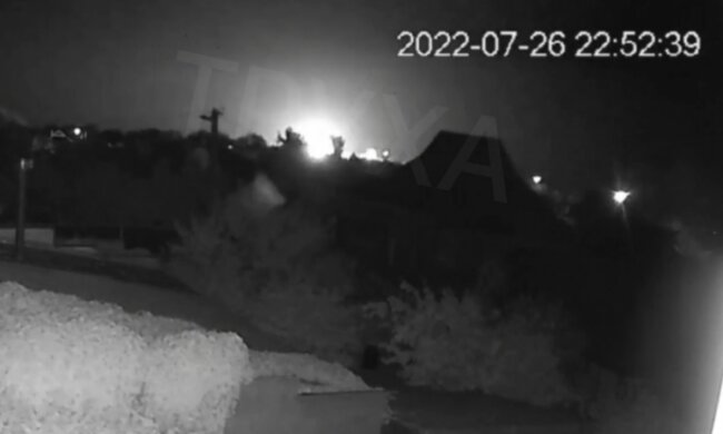 Артилерія працює ювелірно і філігранно: у ЗСУ підтвердили удар по Антонівському мосту у Херсоні (відео)