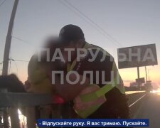 Патрульні Києва врятували дівчину від самогубства — вона перелізла через огорожу шляхопроводу