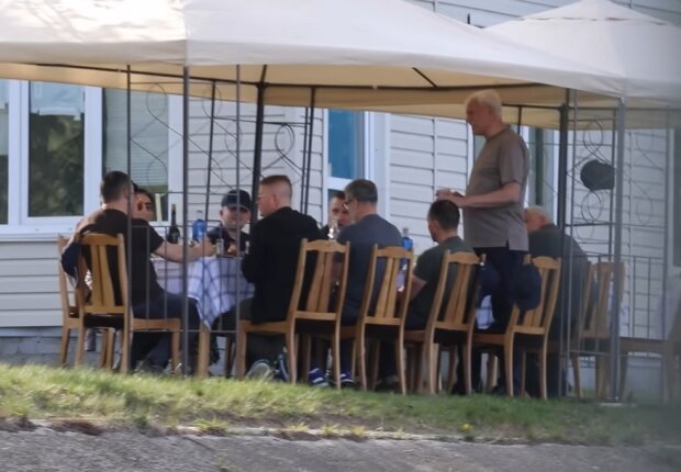 У КМДА заявили, що "алко-застілля" чиновників Кличка на День жалоби було "робочою зустріччю"