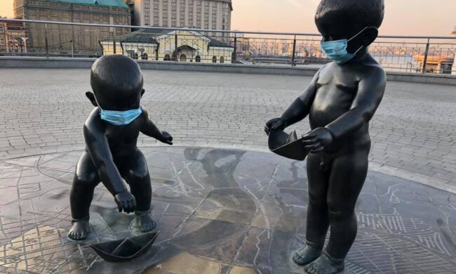 Малюкам-засновникам на Поштовій площі надягли маски