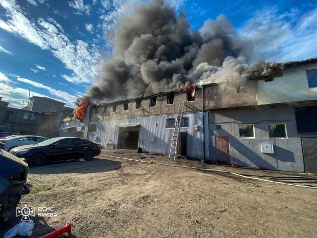 У Києві виникла потужна пожежа, яку видно з різних районів міста - її ліквідували