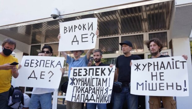 “Журналіст – не мішень”: під стінами МВС пройшла красномовна акція