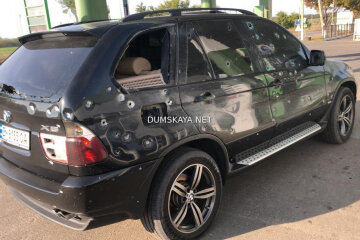 Авто як решето, сам поранений в голову: замах на кандидата в депутати Одеської облради (відео)