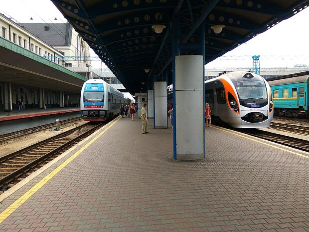 У Києві замінували залізничний вокзал та аеропорт Жуляни
