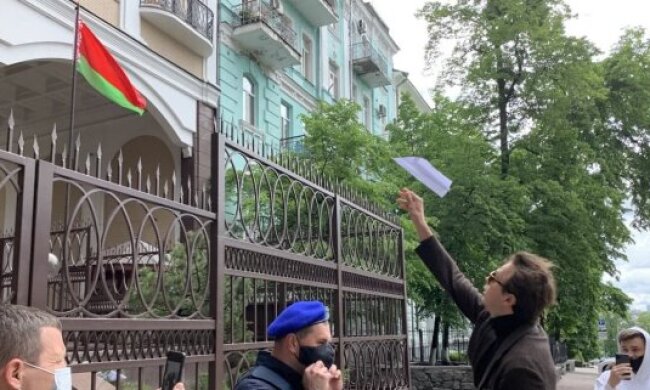 Білоруське посольство в Києві закидали паперовими літачками