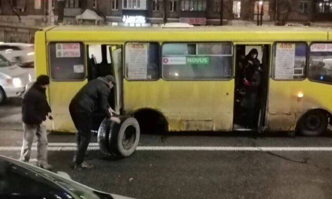 Маршрутка на Виноградар “позбулася” коліс під час руху