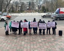 Секс-скандал: під КНУ проти ректора мітингували люди, які не знають, хто він (відео)