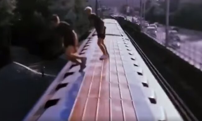 Двоє хлопців стрибнули в Дніпро з даху вагона метро (відео)