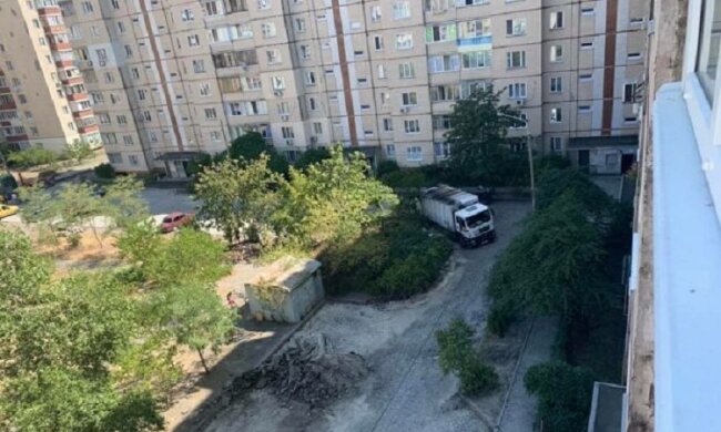 Кілька годин намагались витягнути з ями: на Троєщині сміттєвоз провалився в новенький асфальт